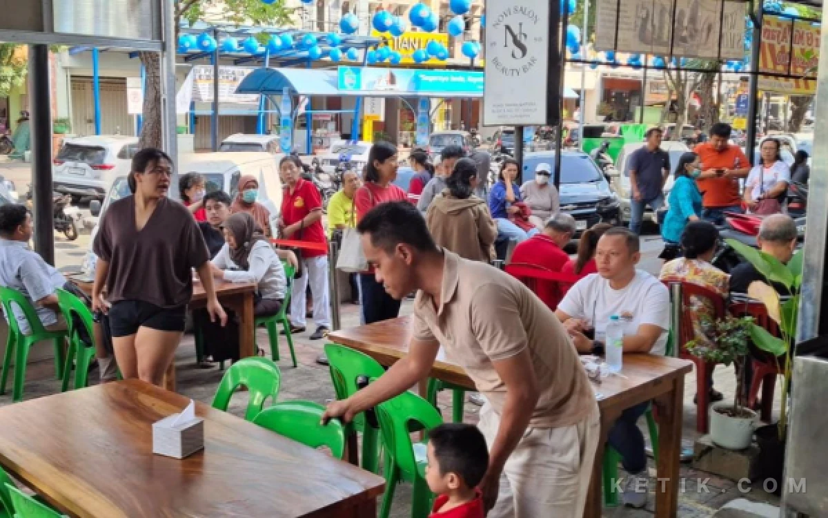 Foto Suasana pengunjung di bagian luar kedai Nasi Lemak Jasa Ayah pada Sabtu, 22 Agustus 2026. (Diyah Agustin Mayangkara/ketik.com)