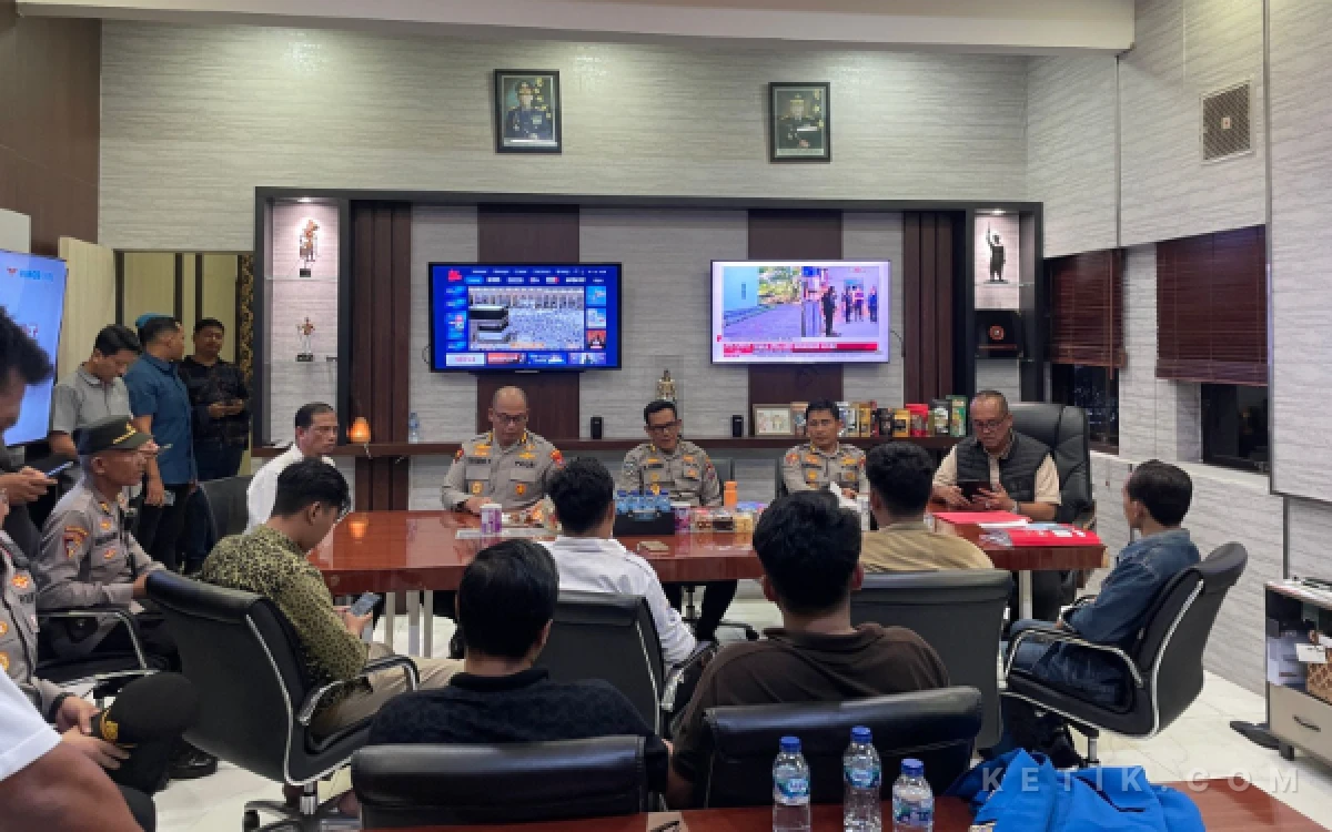 Foto Puluhan Mahasiswa yang tergabung di LBH PKC PMII Jawa Timur Geruduk Kantor Polda Jatim. Selasa, 19 Mei 2026 (Foto: Mat Jusi/Ketik.com)