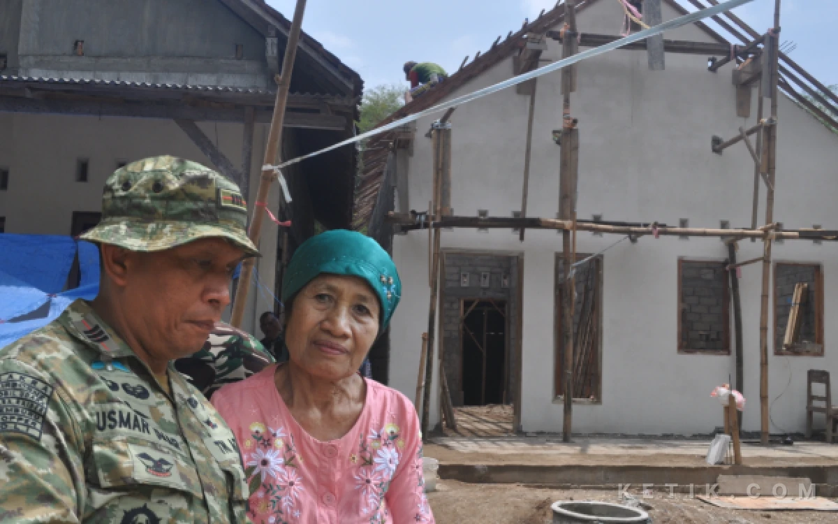 Thumbnail Berita - Impian Nenek 60 Tahun Tempati Rumah Layak Huni, Sentuhan Kasih TNI Lewat Bedah Rumah TMMD di Pojok Tulungagung