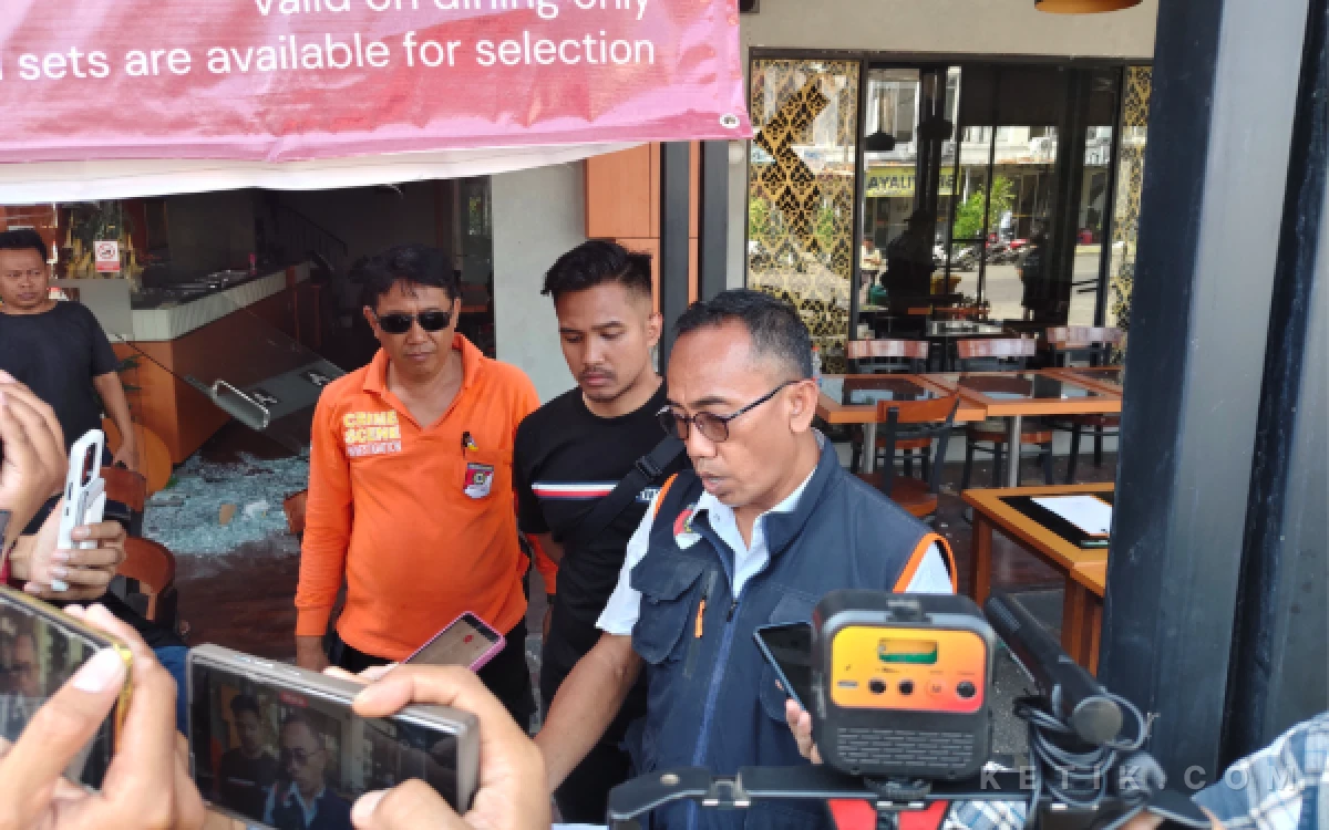 Thumbnail Berita - Olah TKP,  Polisi Amankan Barang Bukti Ledakan Ruko di San Antonio Pakuwon City Surabaya