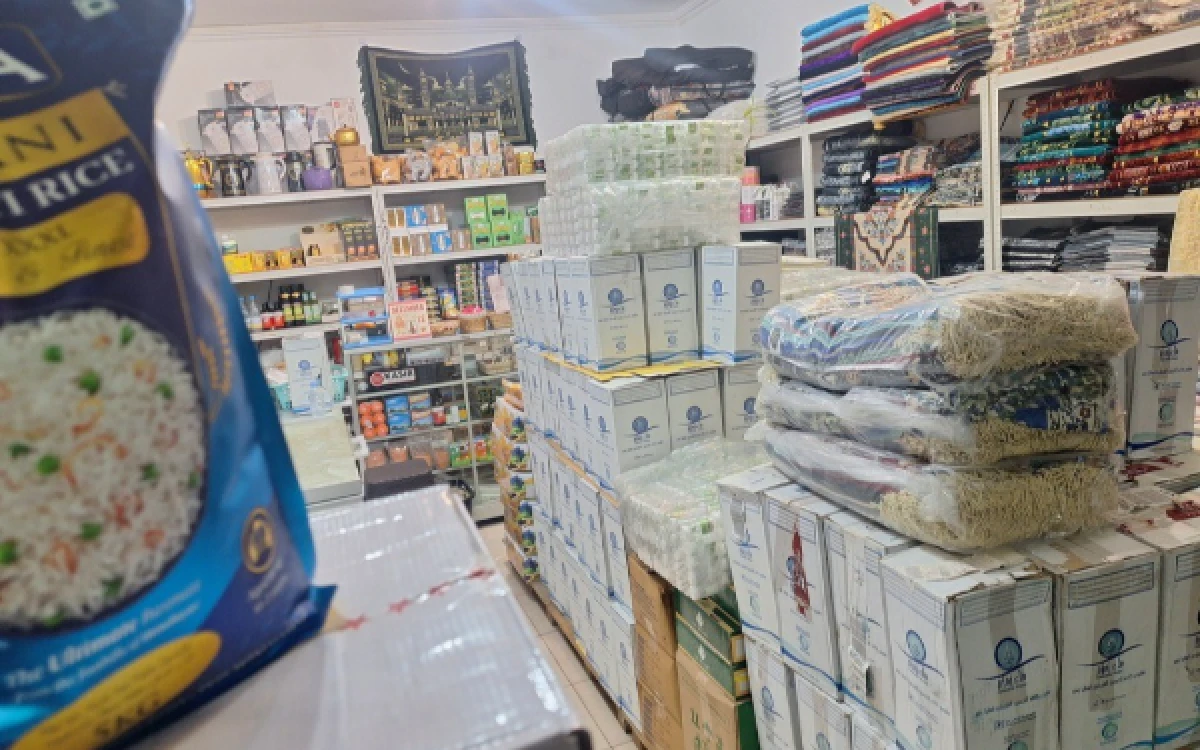 Foto Beragam pilihan kurma, makanan khas Timur Tengah, perlengkapan ibadah, hingga hampers  (Foto : Dokumentasi pribadi Toko Hamidah Yogyakarta)