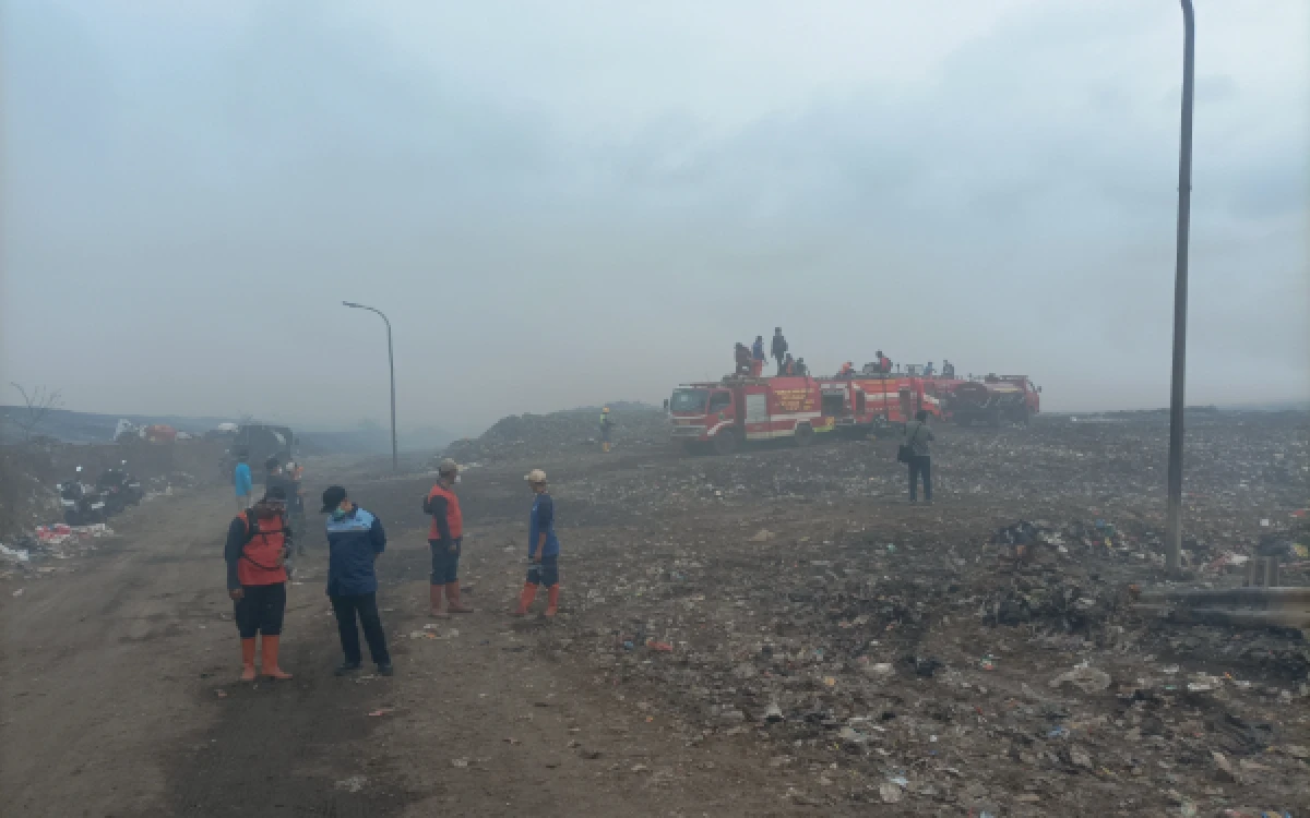 Thumbnail Berita - TPA Supit Urang Terbakar 15 Hektare, Pemkot Malang Kantongi Video Terduga Pelaku