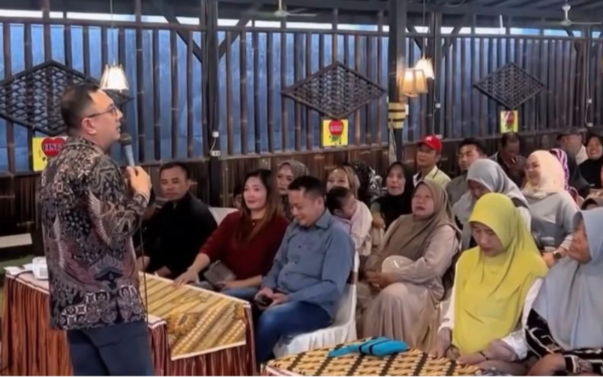 Thumbnail Berita - Wakil Ketua DPRD Jatim Deni Wicaksono Ajak Pedagang Pasar Munjungan Melek Politik