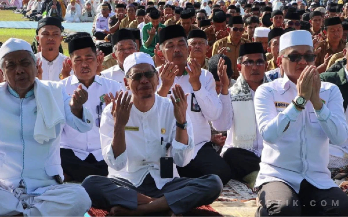 Thumbnail Berita - Ribuan ASN dan Warga Pinrang Gelar Shalat Istisqa, Berdoa Memohon Turunnya Hujan
