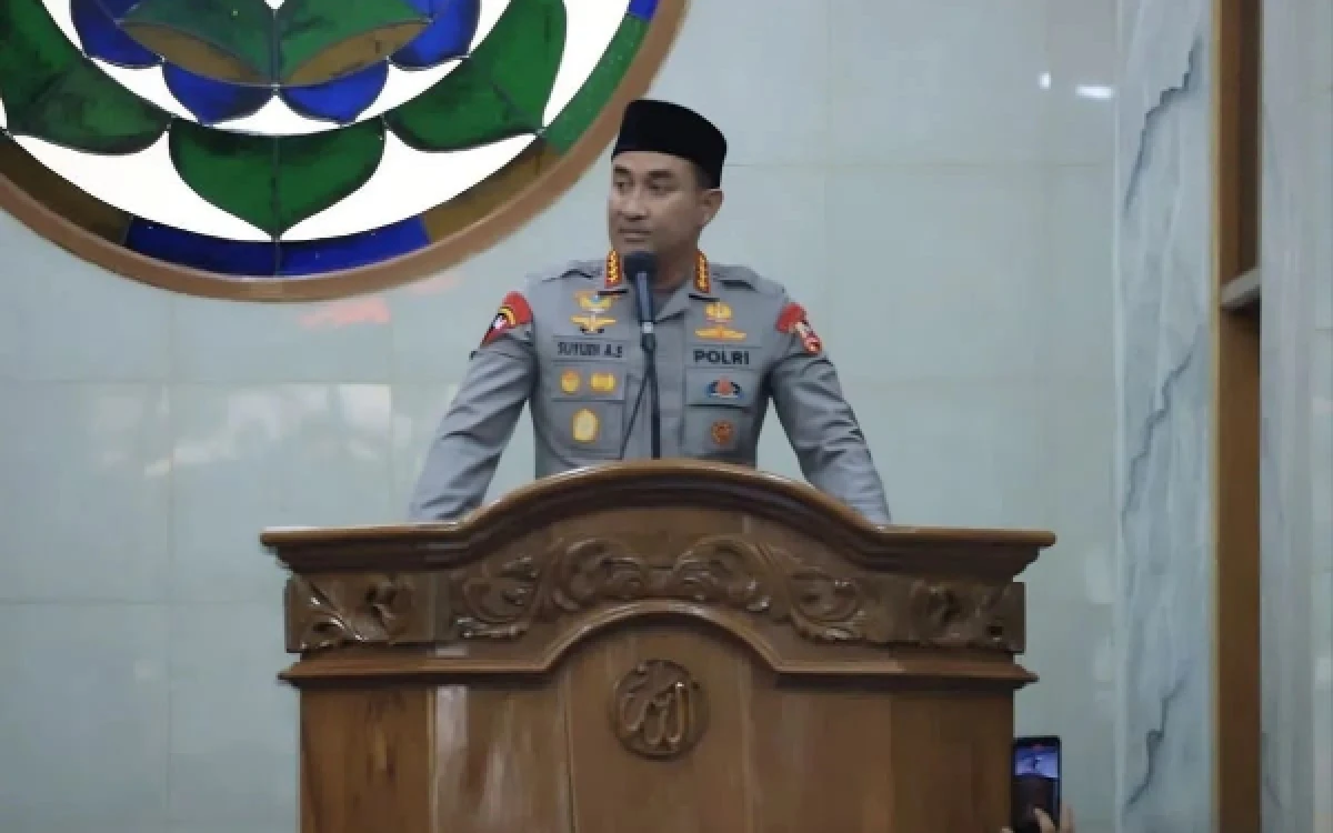 Thumbnail Berita - Momentum Salat Jumat, Kapolri Suyudi Ingatkan Jajaran Polri untuk Tetap Rendah Hati