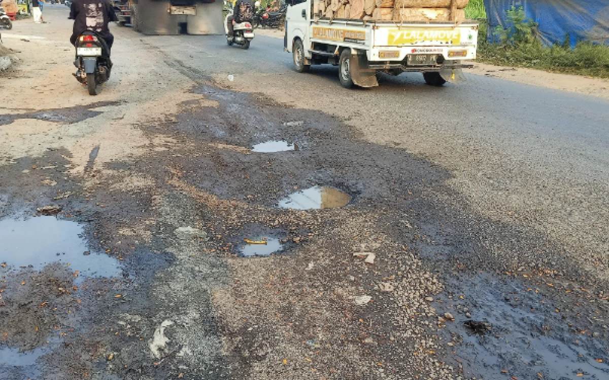 Thumbnail Berita - Jalan Nasional Bypass Soekarno-Hatta Rangkasbitung Kembali Rusak, Warga Pertanyakan Kualitas Perbaikan