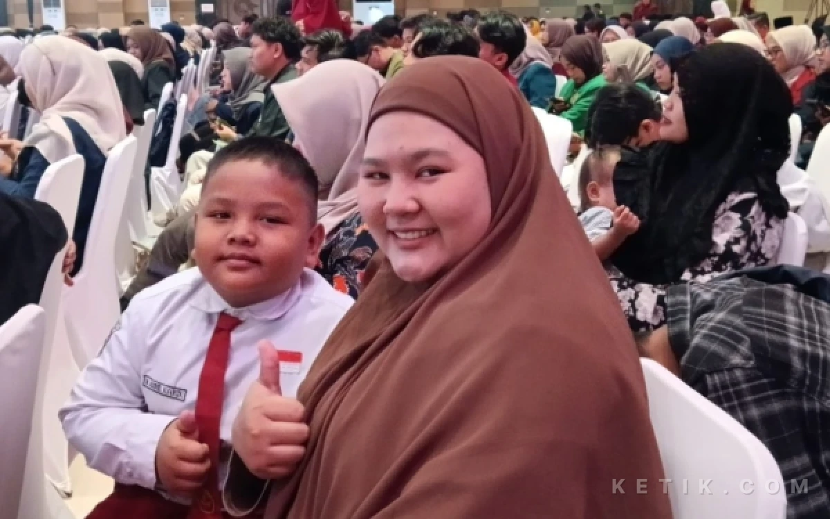 Thumbnail Berita - Serahkan Beasiswa Anak Yatim Sidoarjo, Bupati Subandi: Jangan sampai Mereka Putus Sekolah karena Biaya