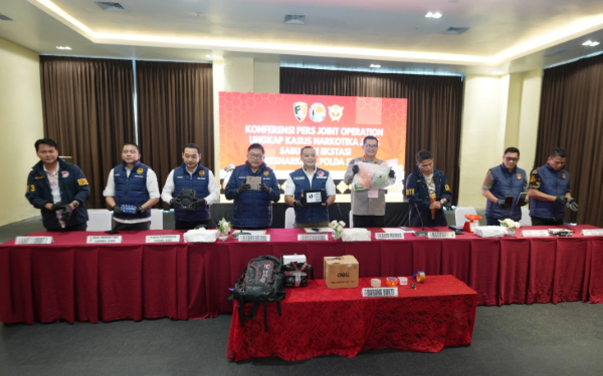 Foto Ungkap kasus pemasok ektasi menggunakan jasa ekspedisi di Mapolda Sumsel, Jumat 19 Juni 2026. (Foto : Yola/Ketik.com)