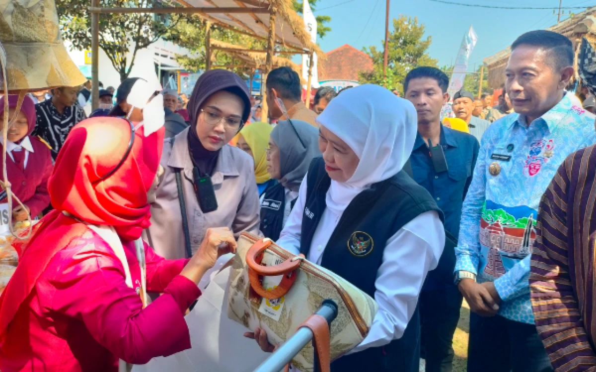 Foto Bu Khofifah Indar parawansa saat membeli tas karya ibu Nisye. (Foto: Illa/ketik)