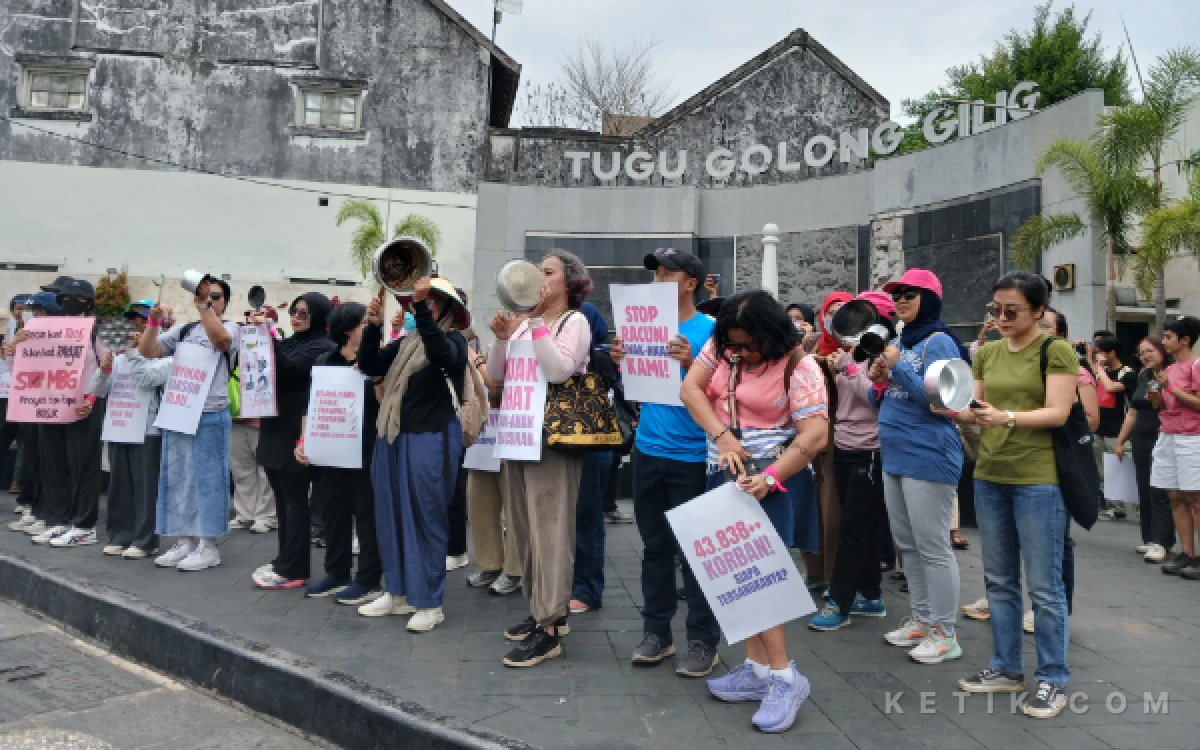 Thumbnail Berita - Aksi Tabuh Panci di Tugu Jogja, Suara Ibu Indonesia Minta Kepala BGN Mundur