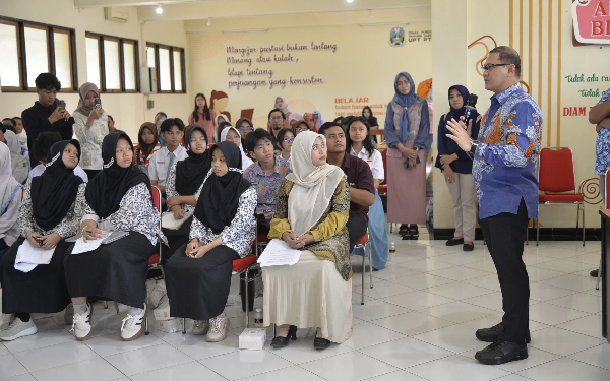 Thumbnail Berita - TC Persiapan Final OPSI Nasional 2026, Kadindik Jatim Mantapkan dan Matangkan Mental Siswa Perwakilan