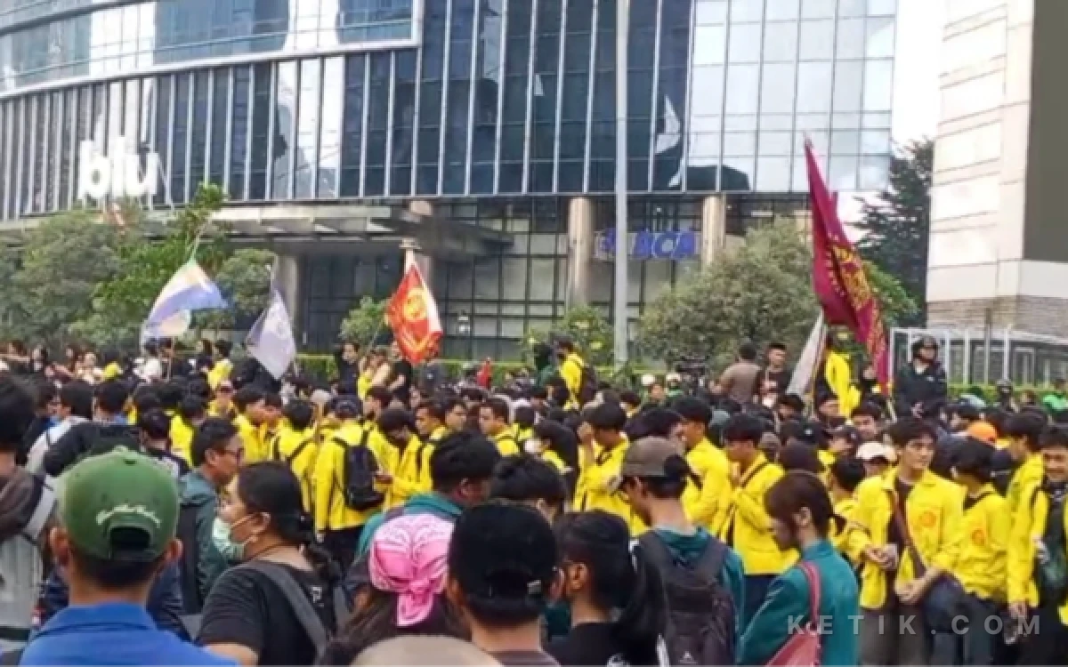 Thumbnail Berita - Begini Penjelasan BEM UI Setelah Dihadang Polisi saat Melakukan Demo di Bundaran HI