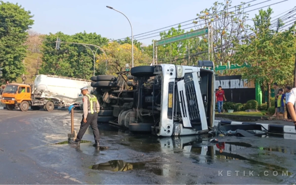 Thumbnail Berita - Truk Pengangkut Bahan Baku Sabun Terguling di Depan Masjid Agung Gresik, Sejumlah Pemotor Terjatuh Akibat Tumpahan