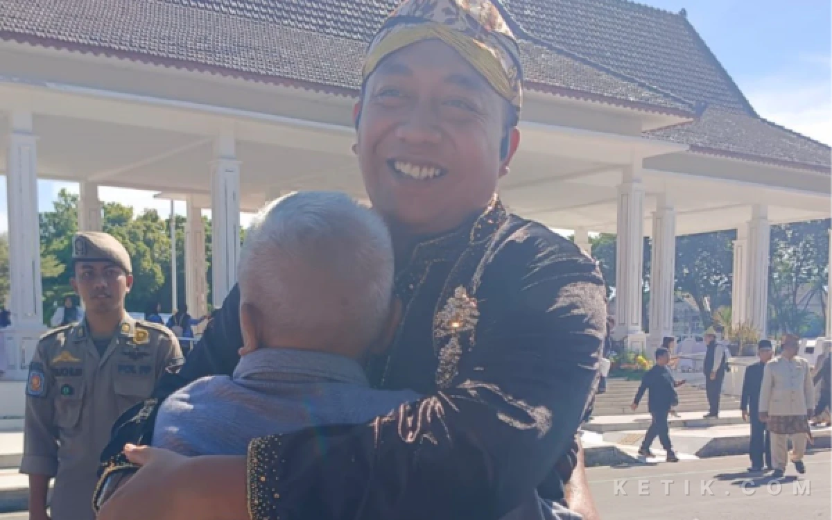 Thumbnail Berita - Momen Haru Pertemuan Bupati Situbondo Bertemu Gurunya saat Upacara Hardiknas