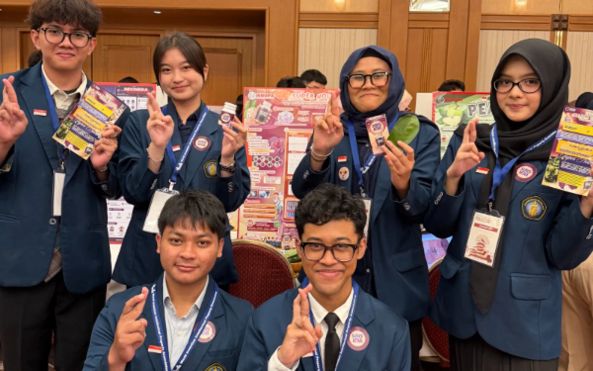 Thumbnail Berita - Inovasi Kapsul Daun Sirsak untuk Kanker Serviks, Mahasiswa FK UB Sabet Gold Medal di Jepang