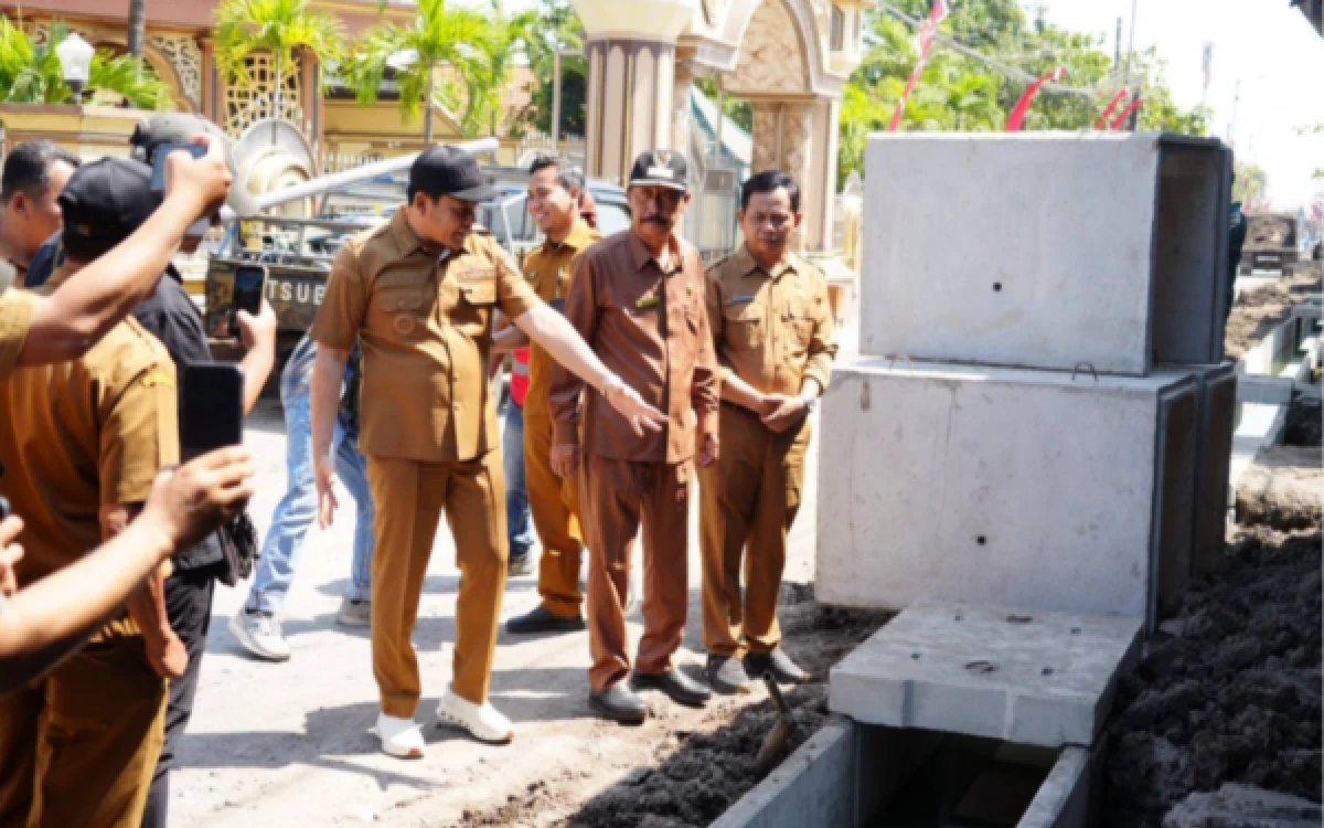 Thumbnail Berita - Bupati Subandi Minta Masyarakat Ikut Awasi Betonisasi Jalan Desa Tambakcemandi