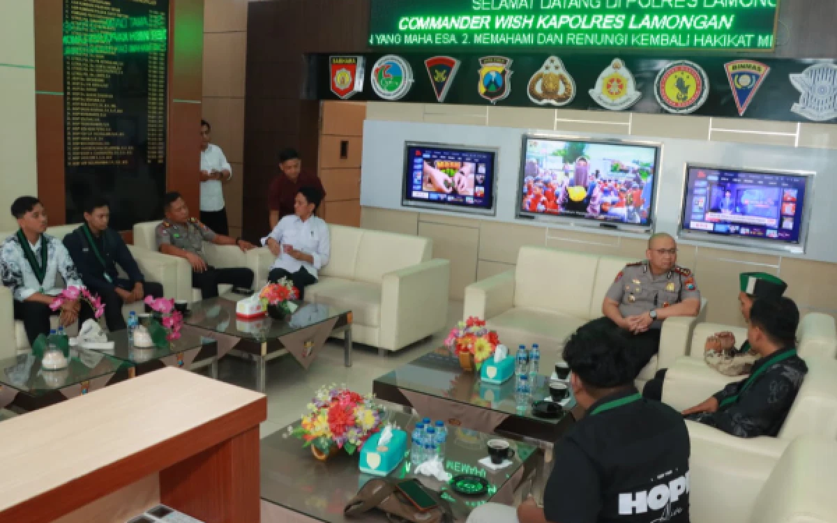 Thumbnail Berita - Kapolres Lamongan Ngobras Bareng HMI dan GMNI, Bahas Kamtibmas hingga Kenakalan Remaja