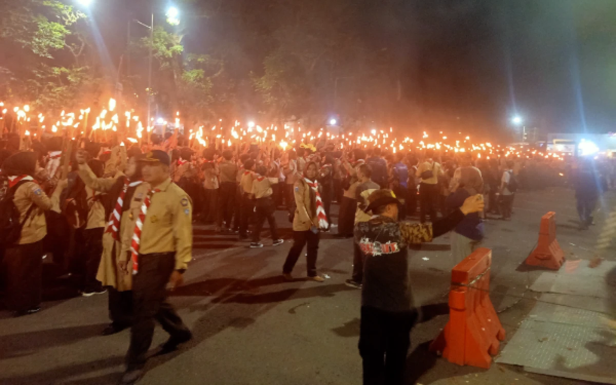 Thumbnail Berita - Anak Pramuka Lebak Kobarkan Semangat Kemerdekaan Lewat Pawai Obor