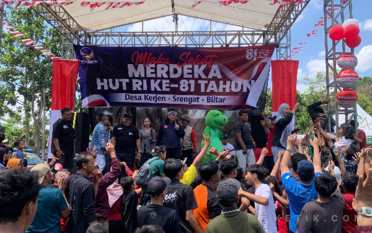 Thumbnail Berita - Ada Dinosaurus di Jalan Sehat Nurhadi Blitar, Ternyata Bawa Hadiah Rp2 Juta