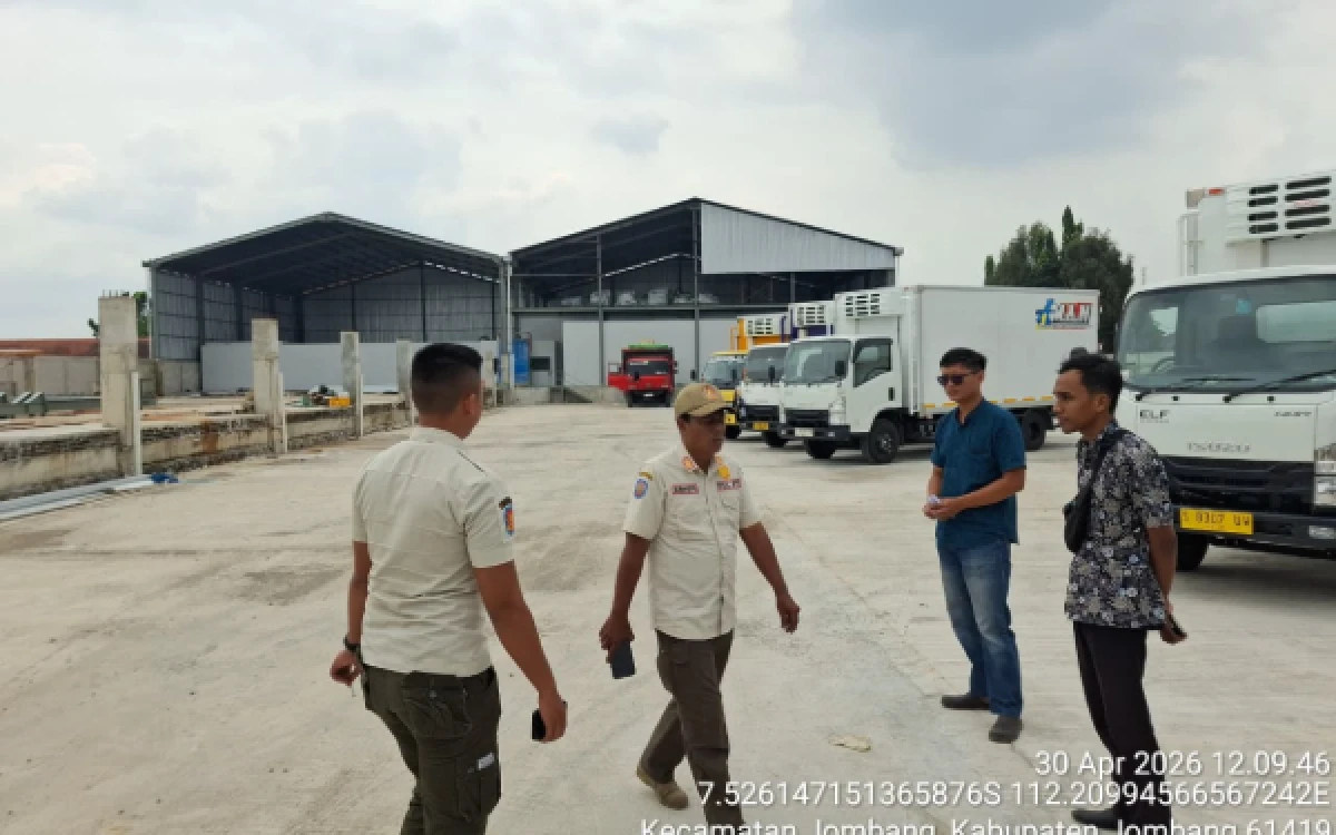 Thumbnail Berita - CV JPN Jombang Ubah Alasan Pembukaan Gerbang Disegel Satpol PP