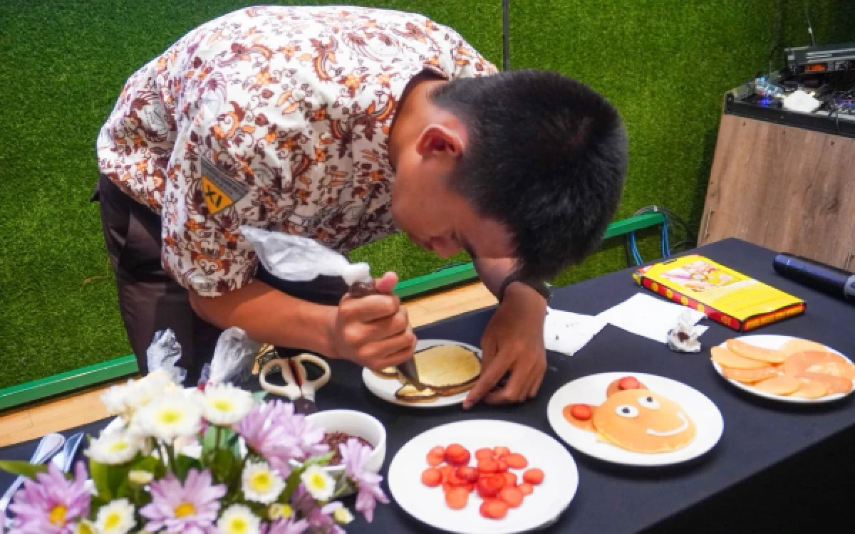 Foto Kegiatan Hari Batik Mercure Grand Mirama Surabaya bersama SMALB Karya Mulia Surabaya (Foto : Dokumentasi Mercure Grand Mirama Surabaya)