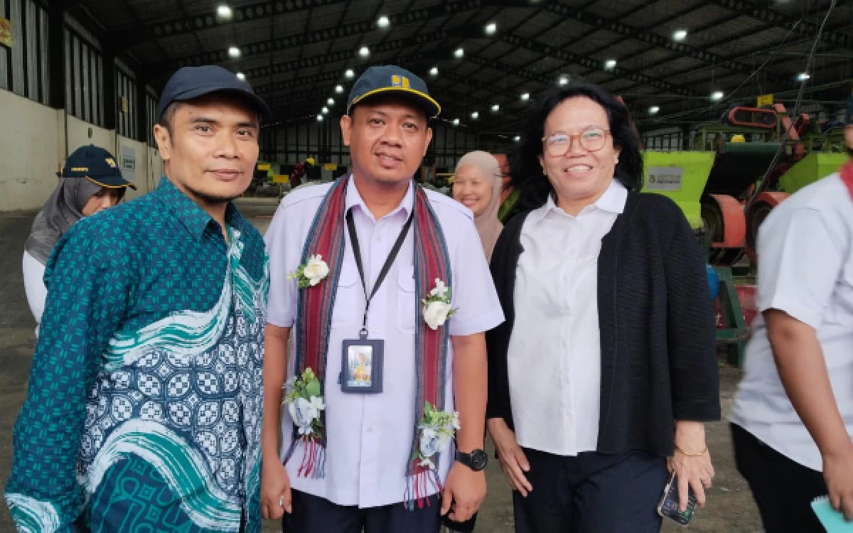 Foto (Dari kiri) Kepala Dinas Kominfo Sleman Budi Santosa, Plt Kepala Balai Penataan Bangunan, Prasarana, dan Kawasan Ditjen Cipta Karya Kementerian PU DIY Eddy Sabar M Torano, serta Kasubdit Wilayah II Direktorat Sanitasi Ditjen Cipta Karya Kementerian PU R Nuzulina Ilmiaty Ismail ST MT saat verifikasi lapangan di TPST Donokerto. (Foto: Purwo for Ketik.com)