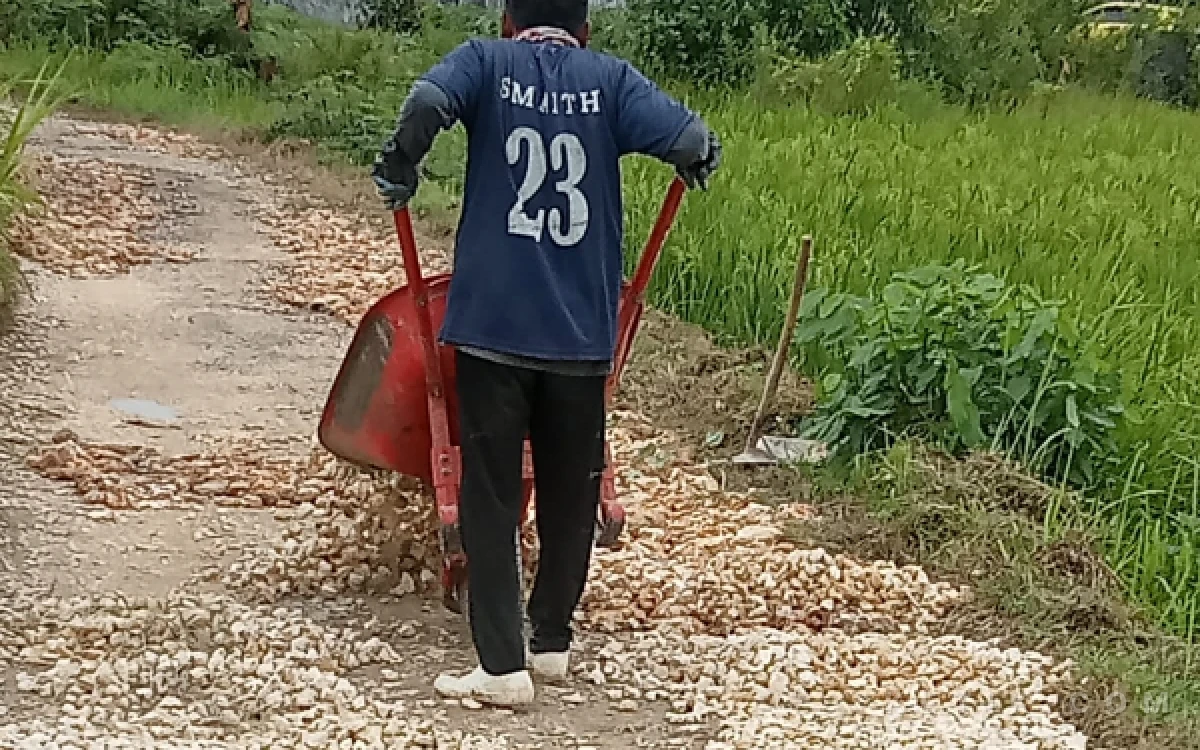 Thumbnail Berita - Proyek Jalan Aspal di Desa Trapang Disorot, Warga Pertanyakan Transparansi dan Kualitas Pengerjaan