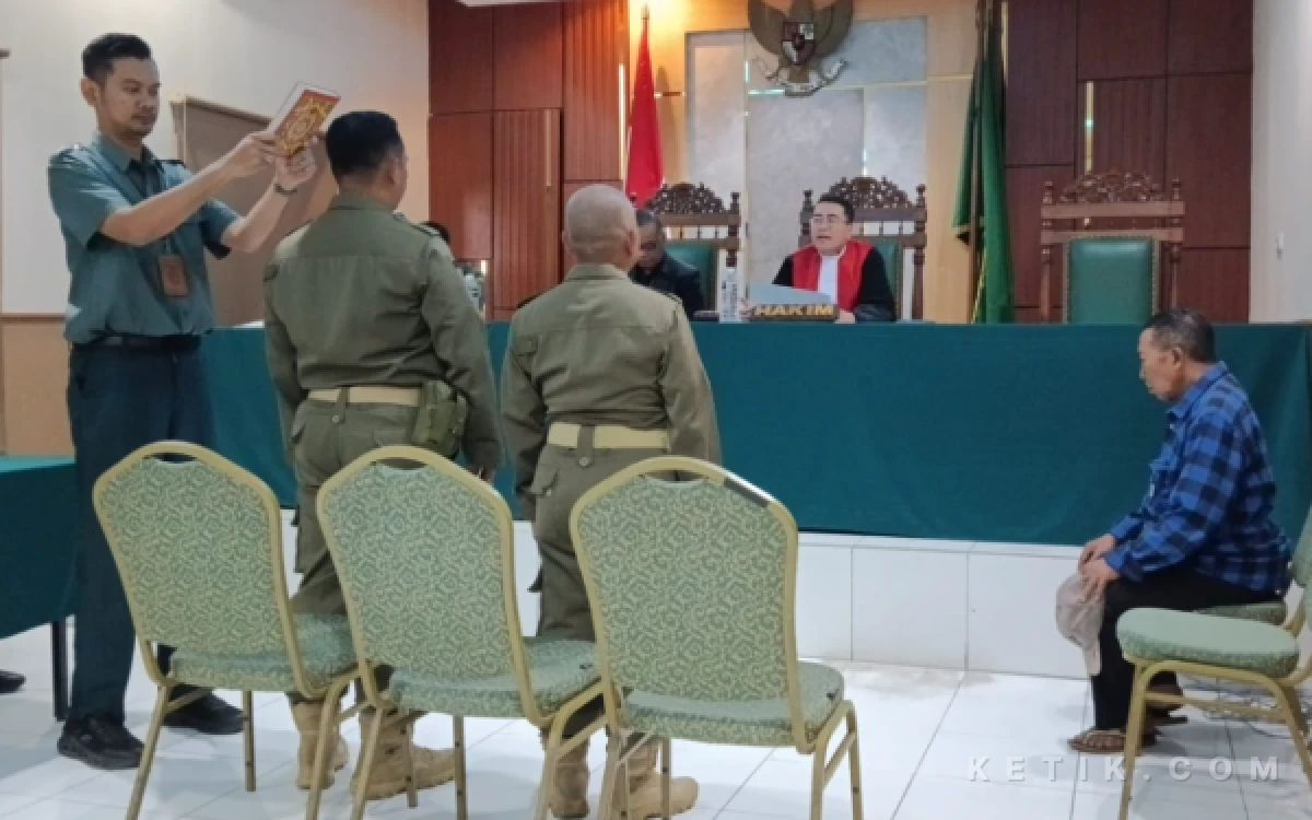 Foto Rokim (kanan) mendengarkan anggota Satpol PP Sidoarjo yang disumpah untuk menjadi saksi sidang tipiring di Kantor Satpol PP Sidoarjo pada Rabu (12 Agustus 2026). (Foto: Fathur Roziq/Ketik.com)