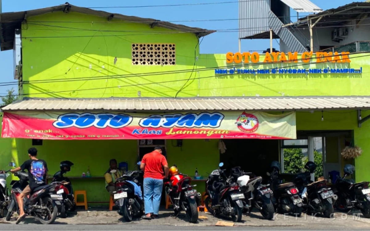 Foto Tampak depan Soto Ayam G’ Enak yang berada di pinggir jalan dan ramai dikunjungi pelanggan. (Devi Cahya Rahmawati/ketik.com)