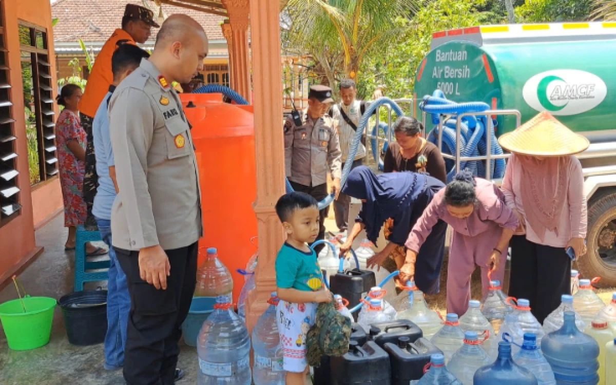 Thumbnail Berita - Kemarau Panjang, Warga Kalipare Dapat Bantuan 5.000 Liter Air Bersih