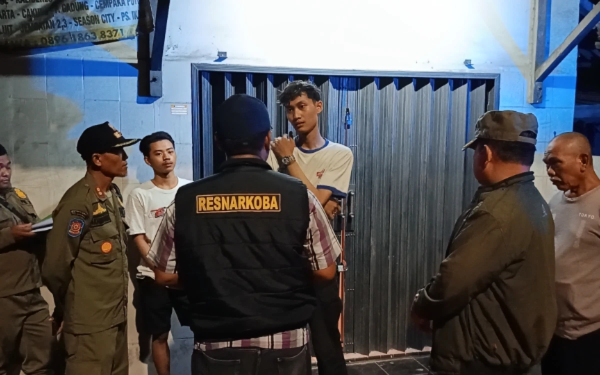 Thumbnail Berita - Razia Pekat di Pantura Pemalang, Petugas Gabungan Temukan Outlet Jual Miras Diduga Tanpa Izin