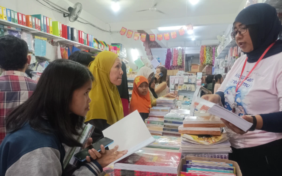 Thumbnail Berita - Jelang Tahun Ajaran Baru, Toko Alat Tulis di Kota Malang Diserbu Pembeli