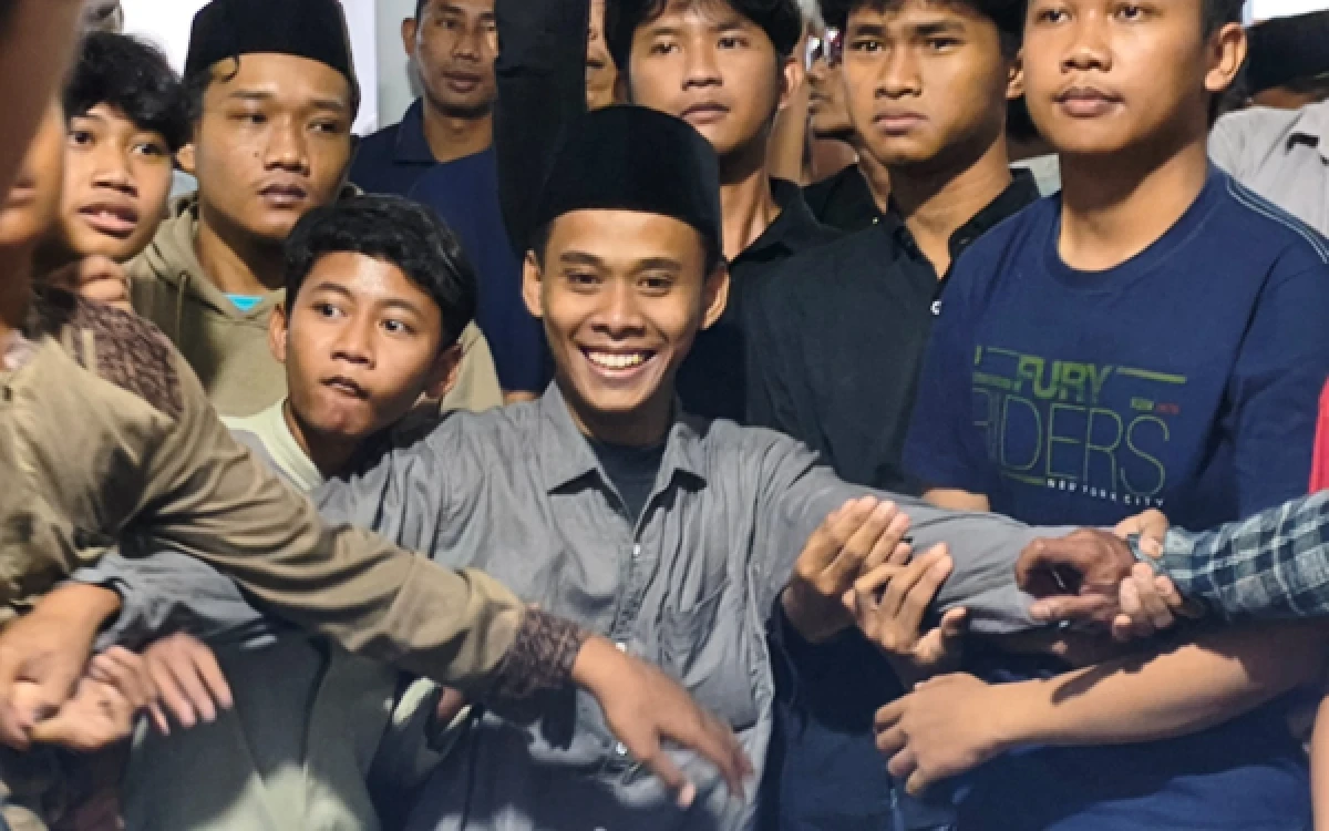 Thumbnail Berita - Tradisi 'Sebar Koin' di Jamsaren, Kultur Peringatan Maulid Nabi yang Potensi Jadi Wisata Religi