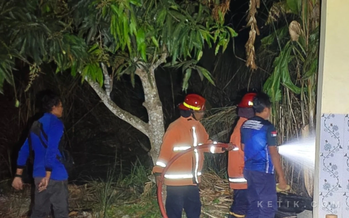 Thumbnail Berita - Lahan Kosong di Sidoharjo Pacitan Terbakar, Warga Diminta Tak Ngawur Bakar Sampah