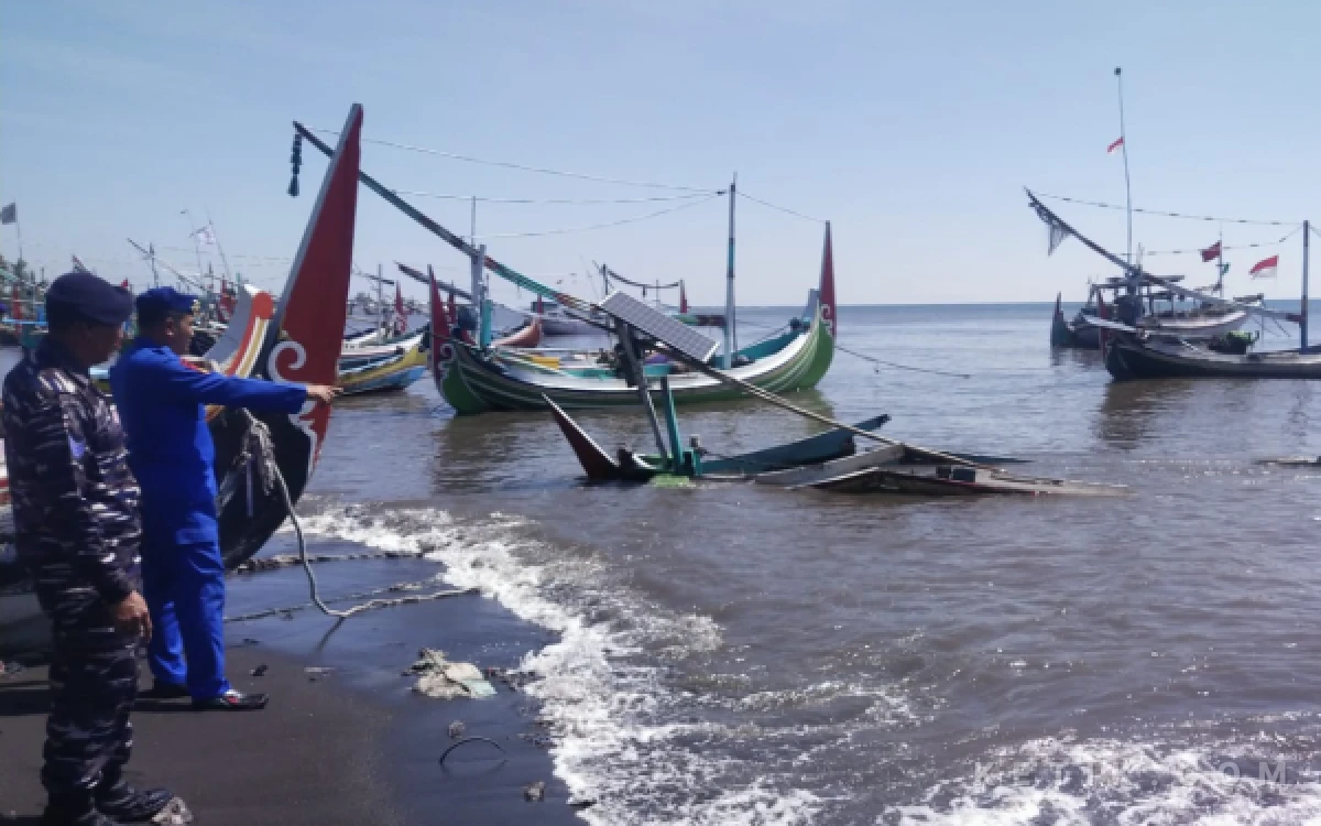 Thumbnail Berita - Diterjang Gelombang Pasang, Sembilan Perahu Nelayan di Situbondo Karam