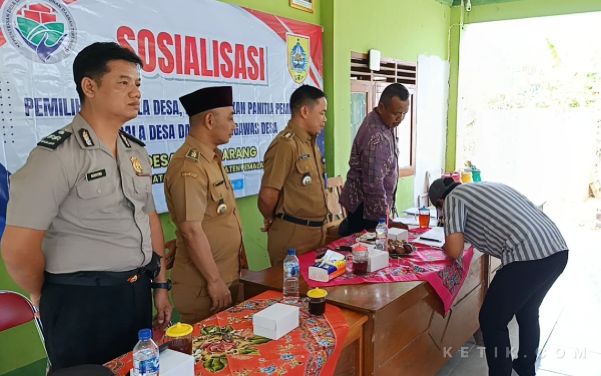 Foto Ketua Panitia Pilkades Jatingarang saat menandatangani berita acara di hadapan Forkopimcam Bodeh (Foto: Slam/ketik.com)