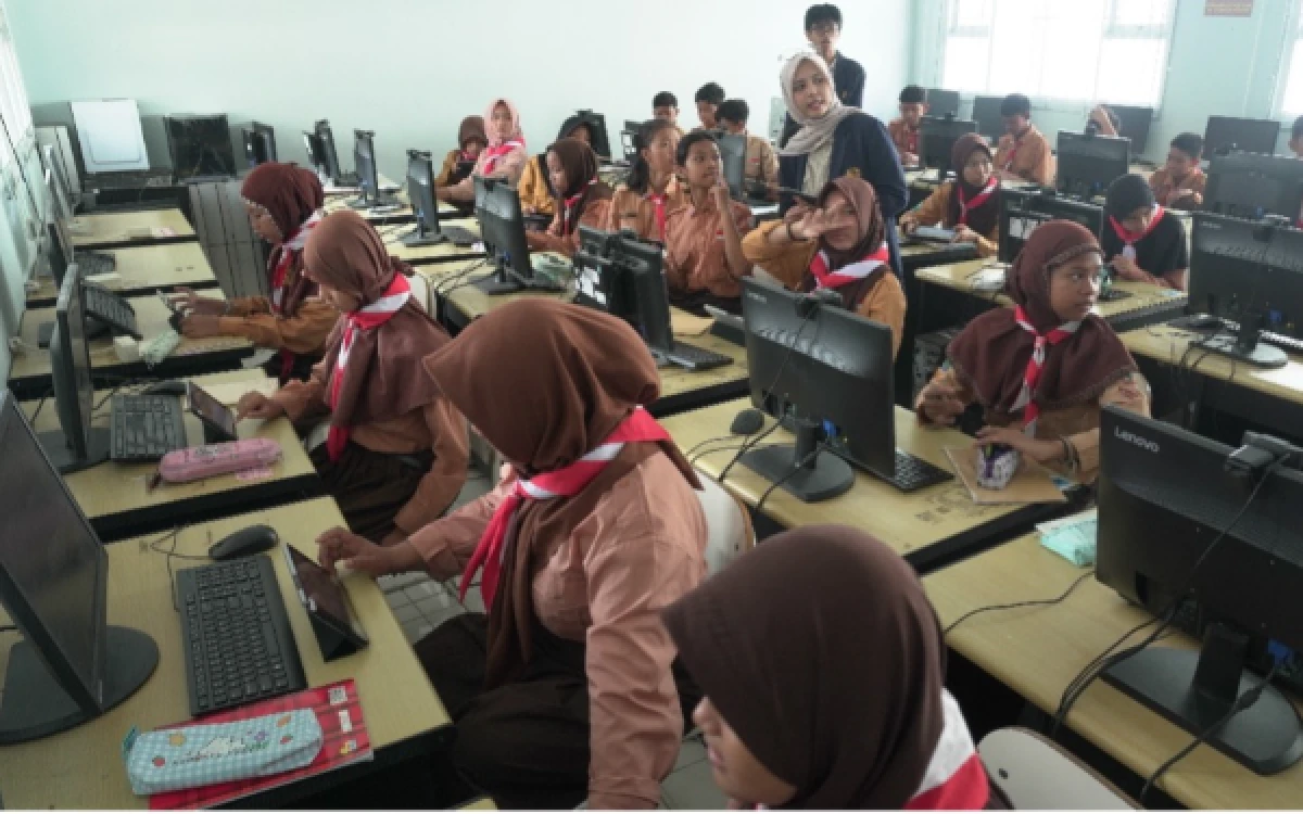 Foto Suasana laboratorium komputer SMPN 47 Surabaya saat penerapan game Andalusia.