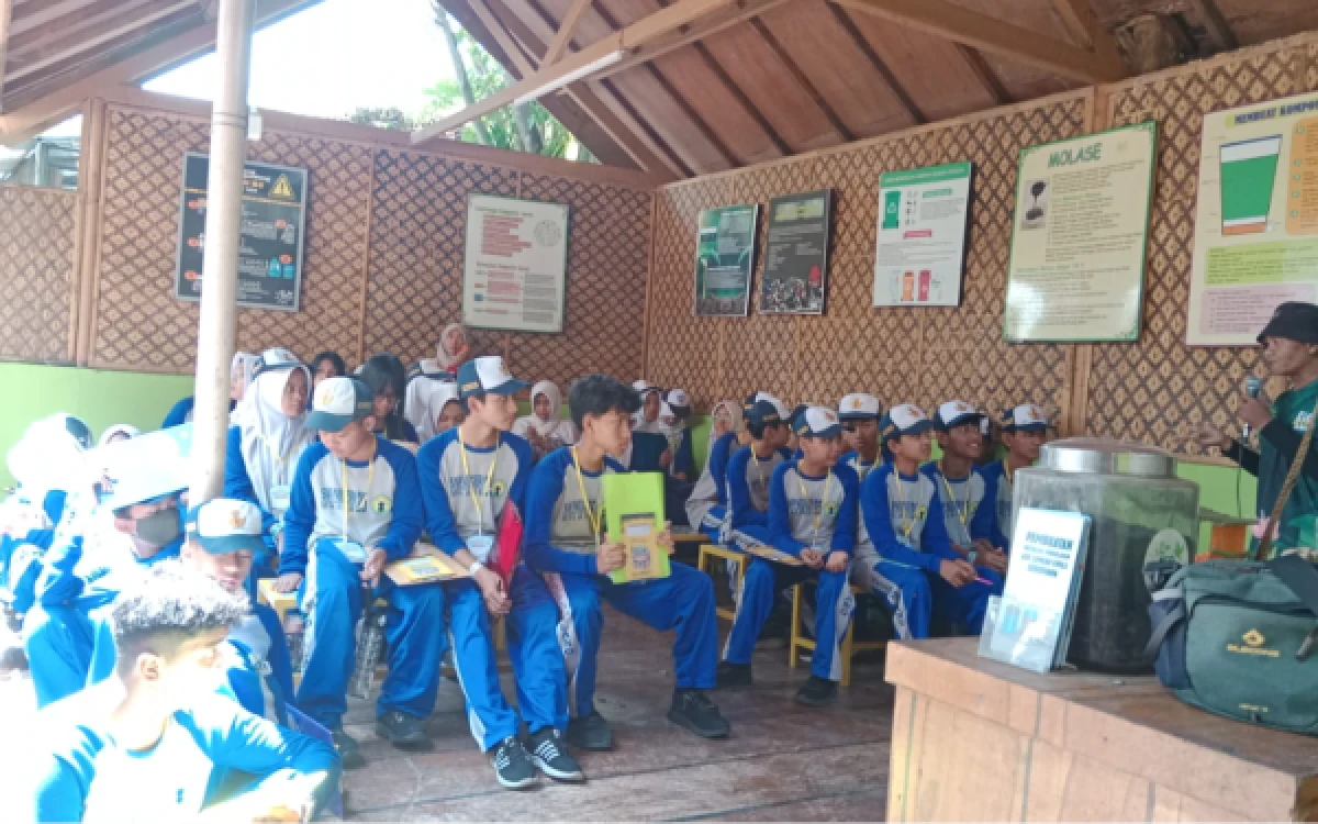 Foto Para siswa SMP Negeri 25 Kota Malang  mengikuti pelatihan daur ulang sampah dalam Fun & Study di Eco Active Park, kompleks Jawa Timur Park 2, Kota Batu, Rabu, 21 Oktober 2026. (Foto: Miftahul Huda for Ketik.com)