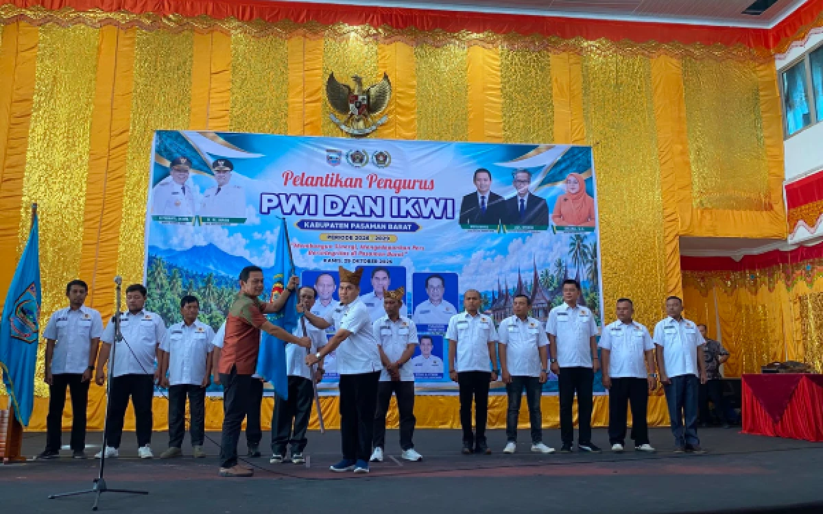 Thumbnail Berita - PWI dan IKWI Pasaman Barat Resmi Dilantik, Yulianto: Pemerintah Butuh Kritik Pers