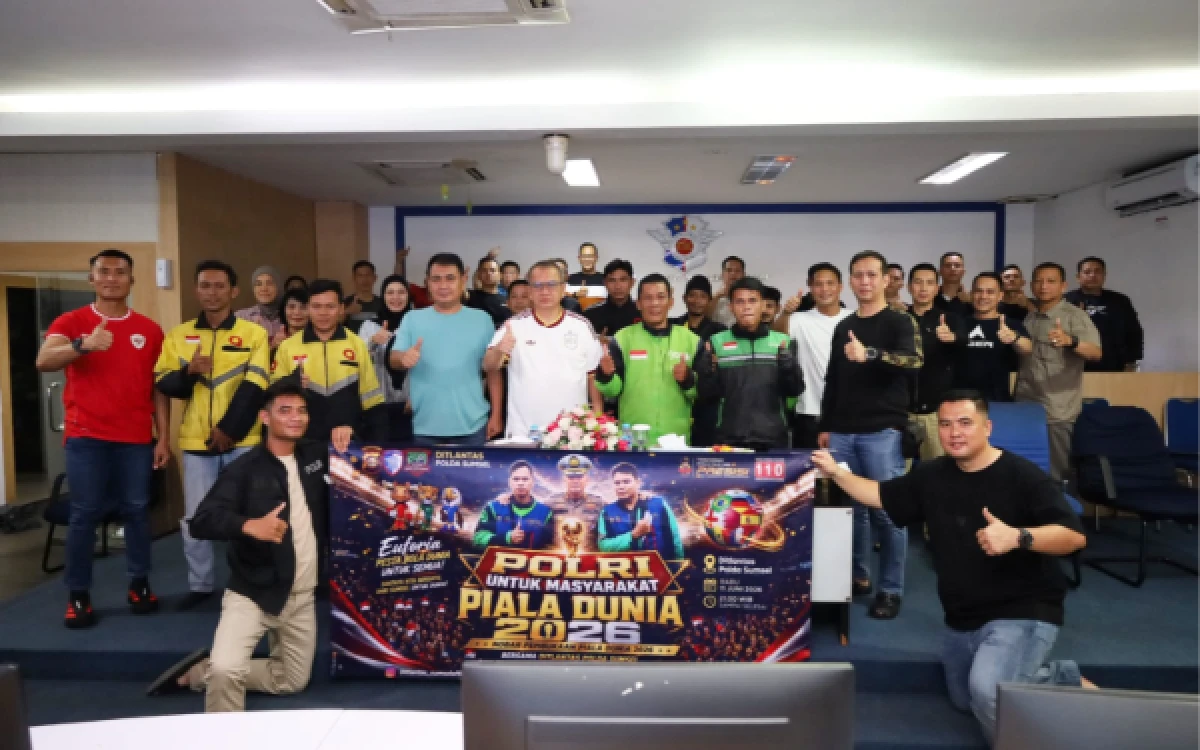 Thumbnail Berita - Nobar Piala Dunia Bareng Ojol, Ditlantas Polda Sumsel Bagikan Sembako dan Edukasi Keselamatan