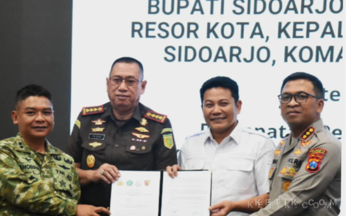 Foto Dandim Letkol Shobirin Setio Utomo, Kajari Zaidar Rasepta, Bupati Subandi, dan Kapolresta Kombespol Christian Tobing meneken MoU untuk percepatan Koperasi Merah Putih di Sidoarjo. (Foto: Dokumen)
