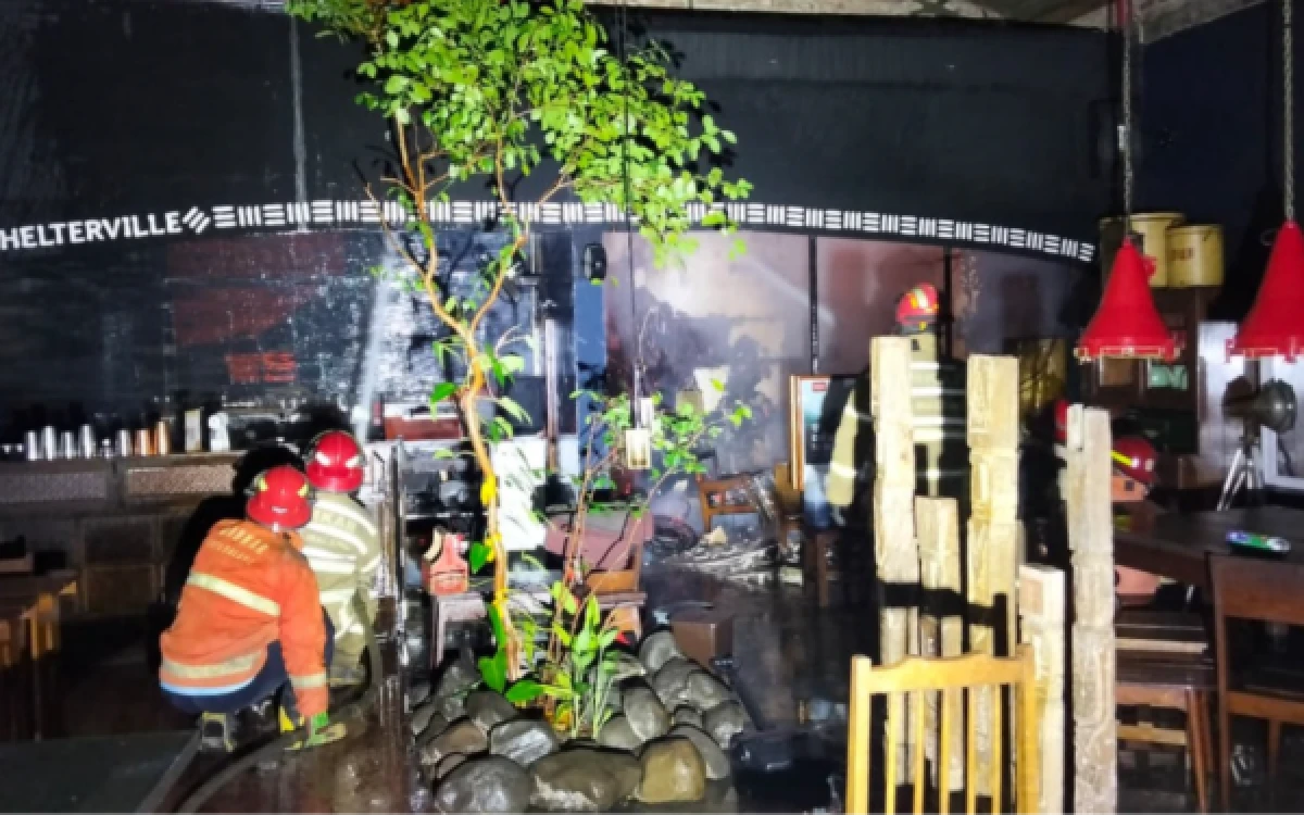 Thumbnail Berita - Diduga Alami Korsleting Listrik, Kafe Shelterville di Kota Malang Dilalap Si Jago Merah