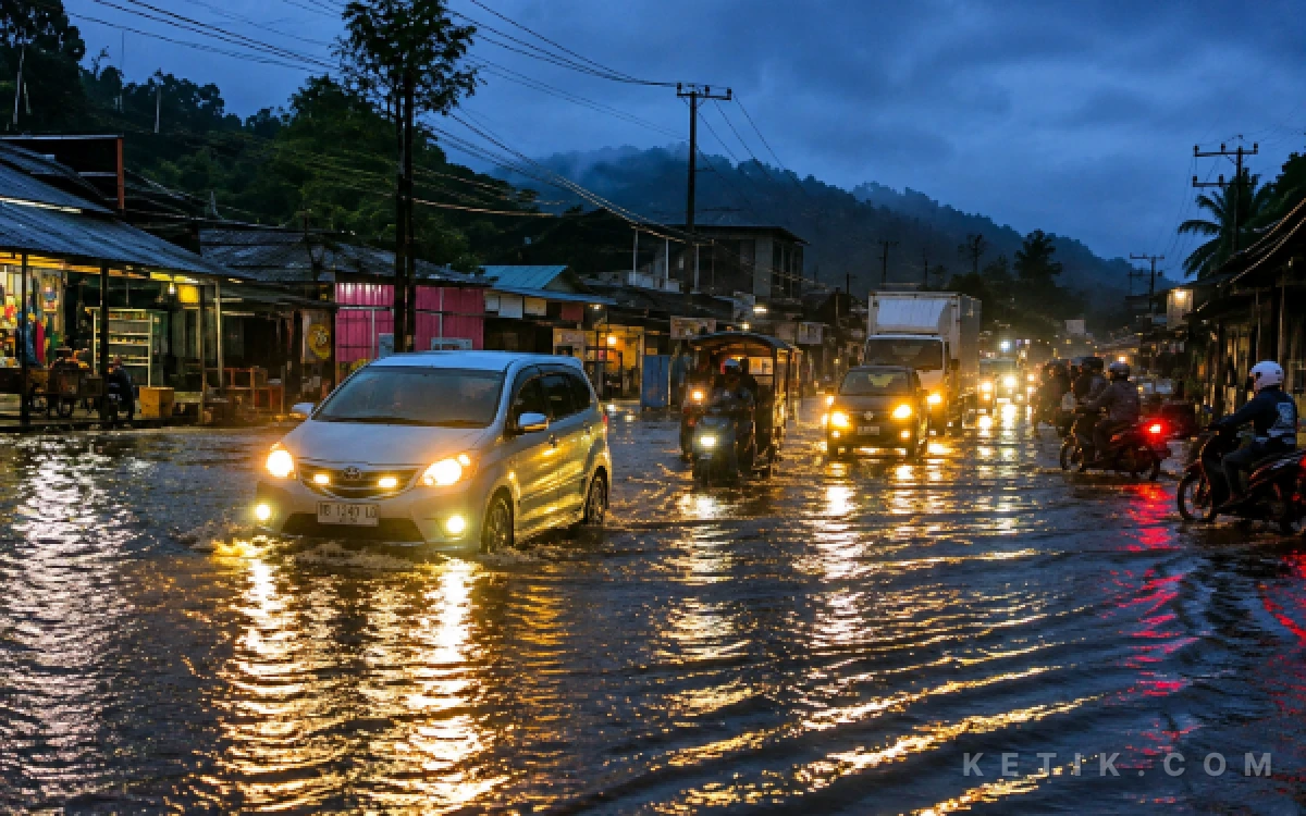Foto Jalan lintas nasional di Desa Pante Rakyat, Babahrot, Abdya digenangi banjir akibat intensitas hujan tinggi, Kamis (13/8/2026). (Foto: T. Rahmat/Ketik)