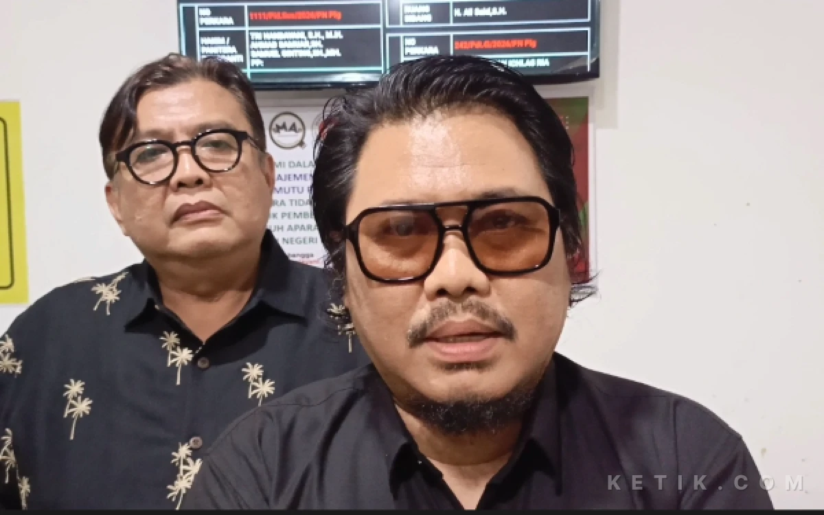 Foto Tim penasihat hukum korban, Hendri Ferdy, memberikan keterangan kepada awak media usai persidangan perkara dugaan penipuan dan pemalsuan surat dengan terdakwa Tuti Apriyani di Pengadilan Negeri Palembang, Rabu 21 Oktober 2026. (Foto: M Nanda/Ketik.com)