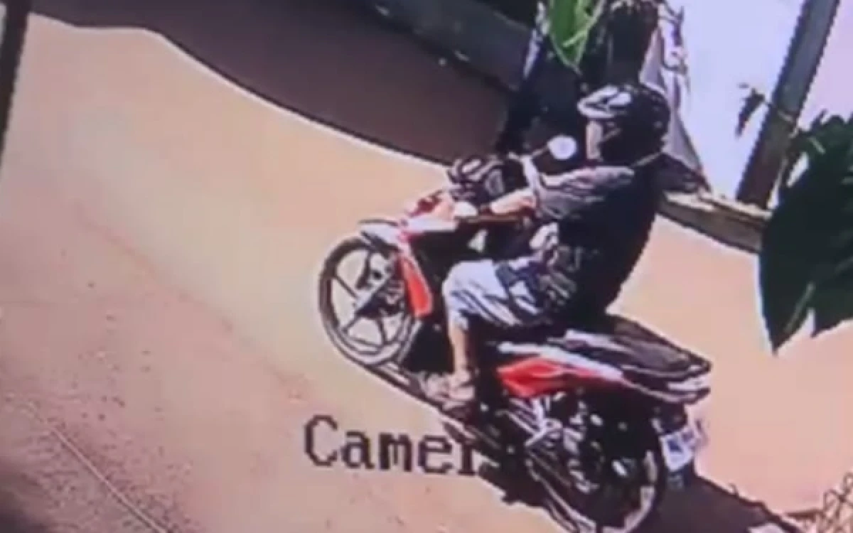 Thumbnail Berita - Heboh! Motor Hilang di Area RS Bhayangkara Palembang, CCTV Rekam Detik-detik Pelaku Kabur