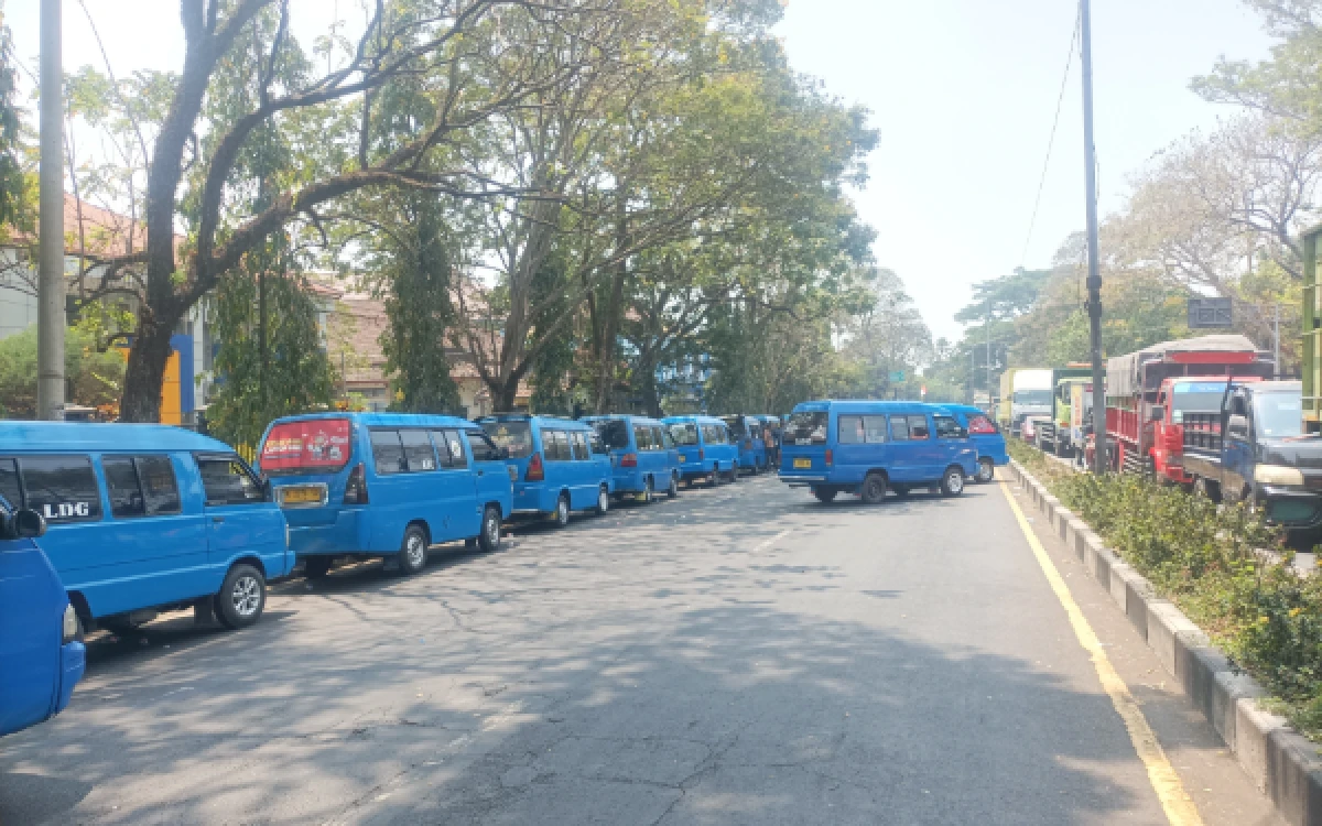 Thumbnail Berita - Sopir Angkot Kota Malang Demo Tolak Trans Jatim, Jalan Menuju Terminal Arjosari Ditutup hingga Bus Tertahan