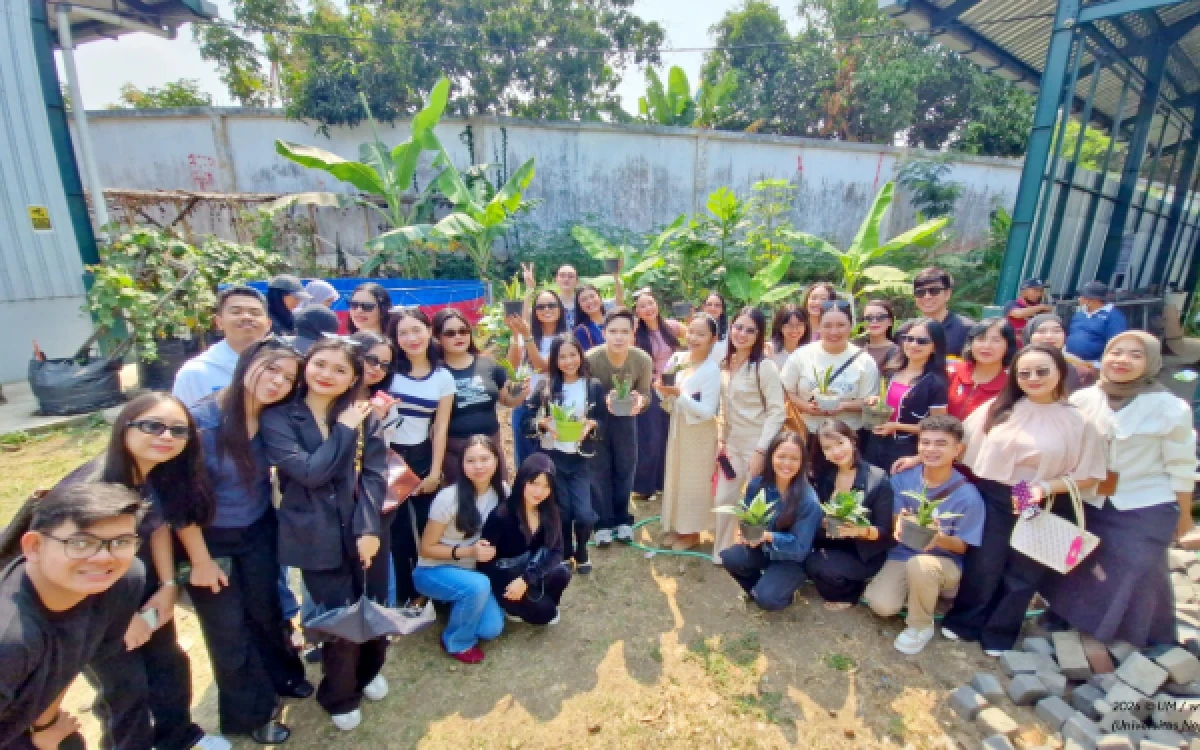 Thumbnail Berita - Gerakan Sedekah Oksigen, FIS UM Ajak Peserta 7th International Summer Course Hijaukan Kampus