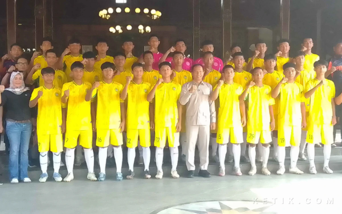 Thumbnail Berita - Silaturahmi Skuad Perseta U-17 Piala Suratin, Plt Bupati Tulungagung Petik Falsafah Jawa hingga Filosofi 'MacGyver'