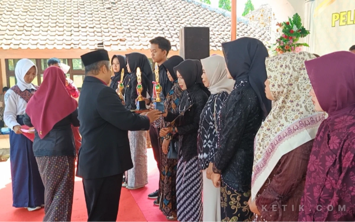 Thumbnail Berita - SMPN 2 Sragi Pekalongan Lepas 245 Siswa Kelas 9, Keyla Rahmawati Raih Nilai Tertinggi