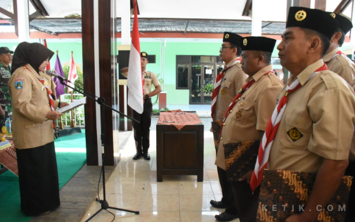 Thumbnail Berita - Ketua Kwarcab Situbondo Lantik Pengurus Pramuka Jatibanteng Masa Bakti 2026–2029